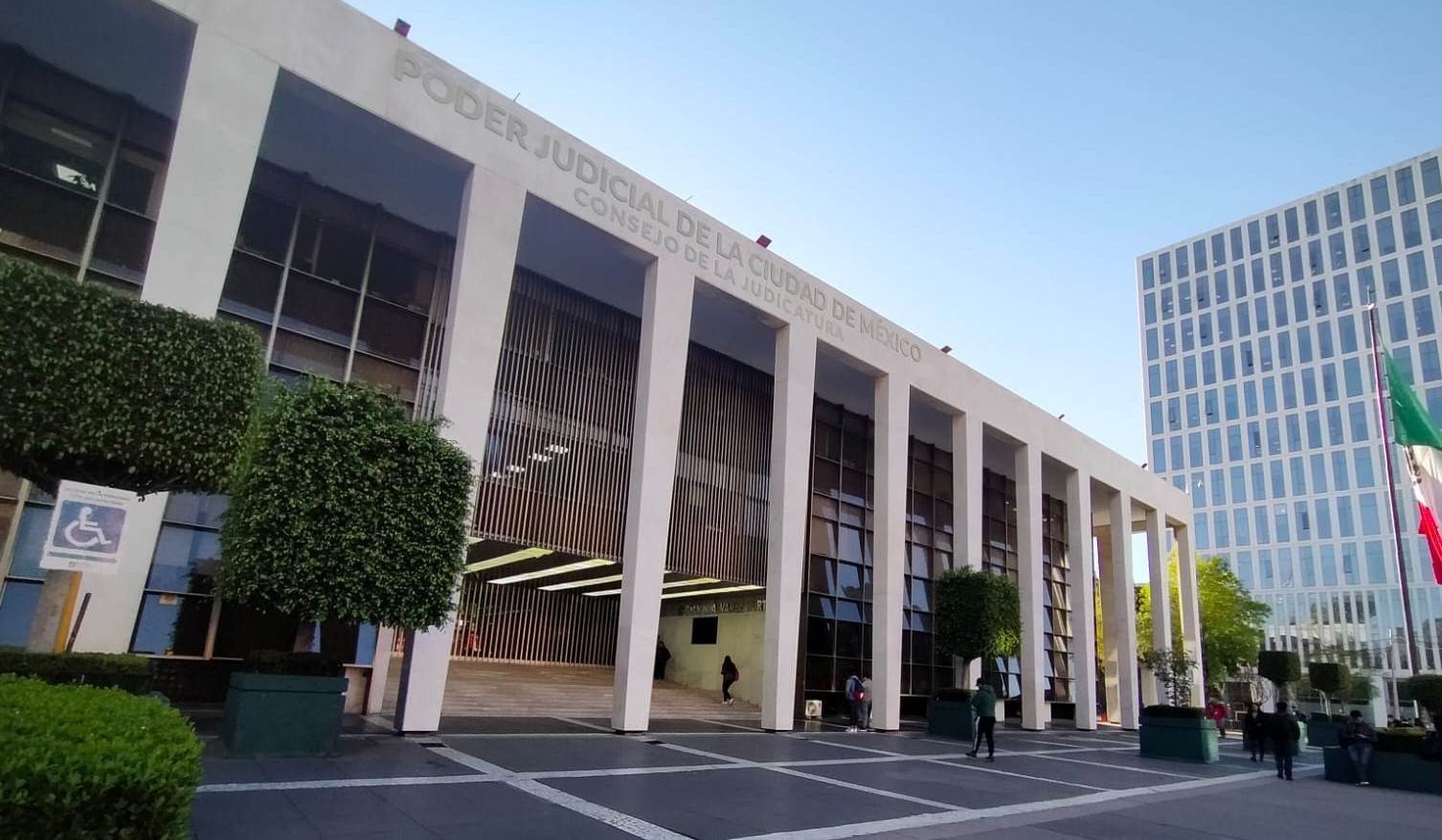 Esquina del edificio de Niños Héroes 132. Al fondo el edificio de Niños Héroes 150o