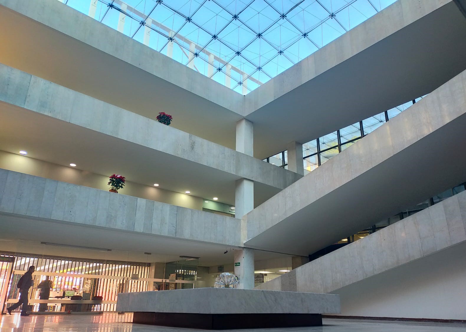 INTERIOR DEL VESTÍBULO DE ENTRADA DEL EDIFICIO DE NIÑOS HÉROES 132