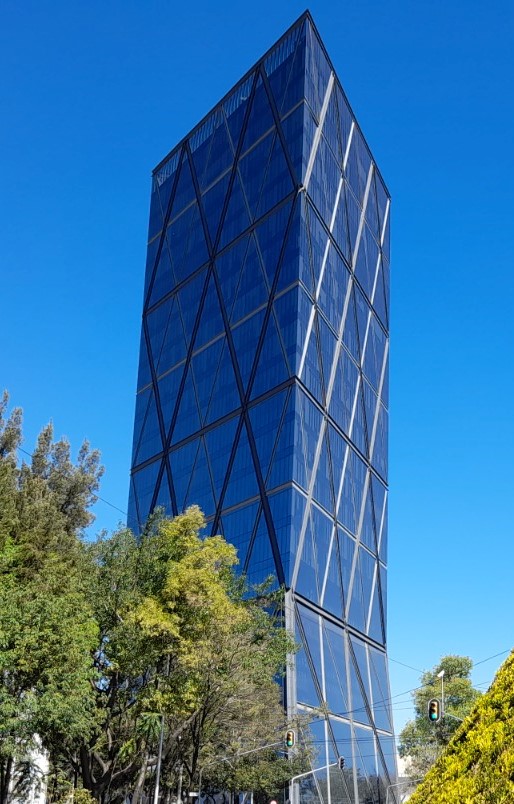 fachada de cristal moderno contra el cielo azul del edificio de patriotismo