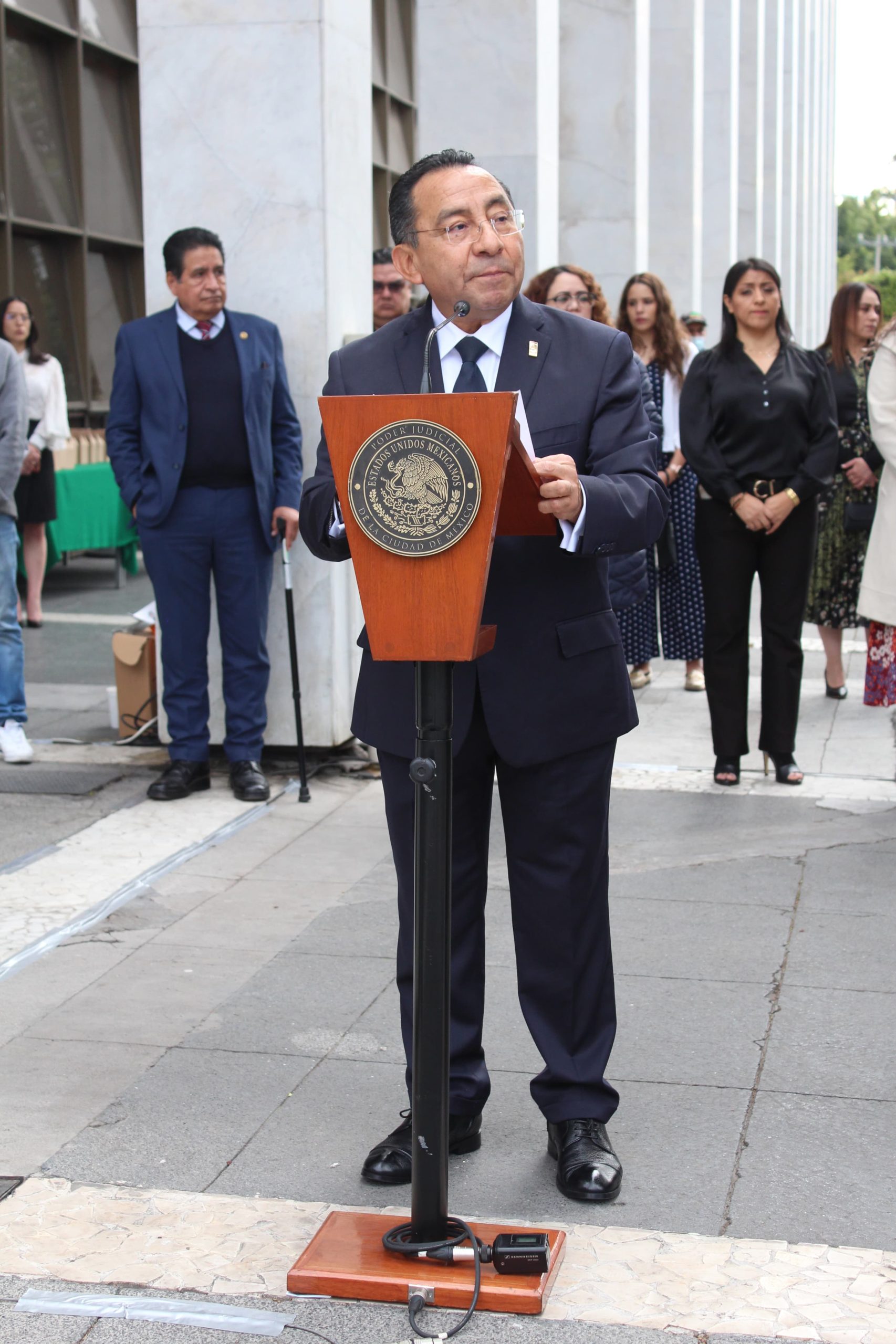 Presidente del Poder Judicial de la Ciudad de México hablando por micrófono durante la ceremonia de honores a la bandera