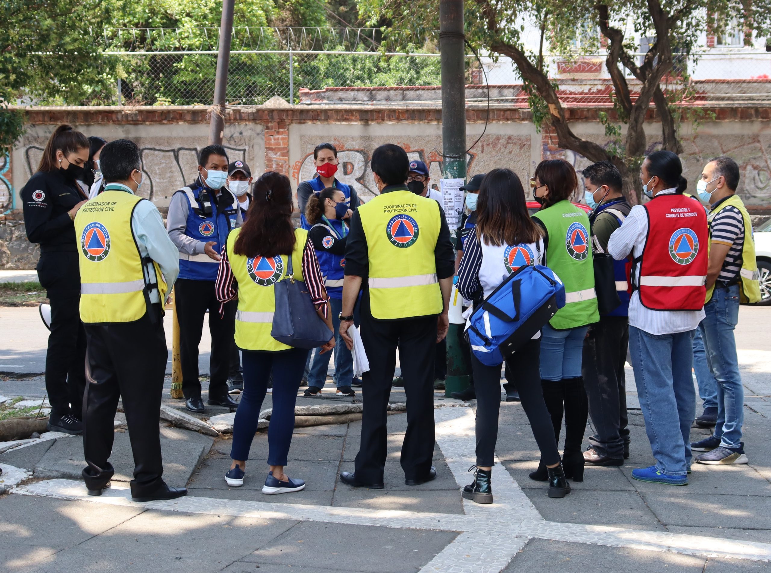 Reunión de personal de protección civil afuera del edificio de niños héroes 132