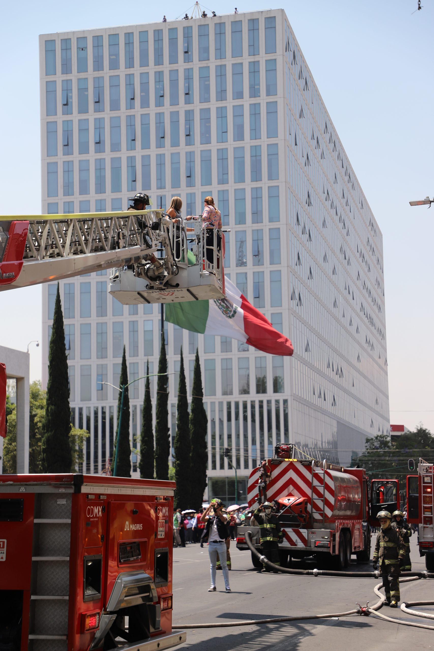 Grua de bomberos levantándose para simulacro por incendio sobre avenida niños héroes
