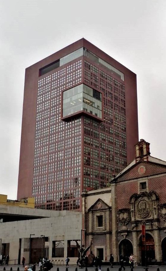 fachada del edificio de plaza juárez, vista desde abajo